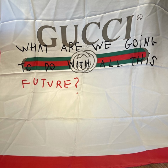 ❣️❣️❣️SOLD❣️❣️❣️Gucci Coco Caption logo AUTHENTIC 100% silk scarf - Picture 2 of 2